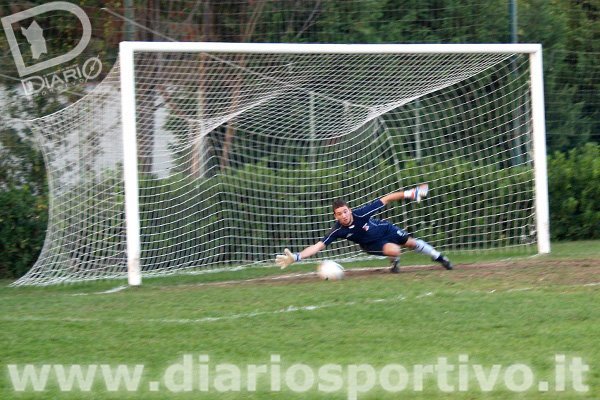 Serventi guarda il pallone sfilare imprendibile alla sua destra